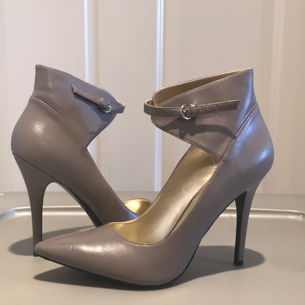 Nine West Pump with Collar buckle
